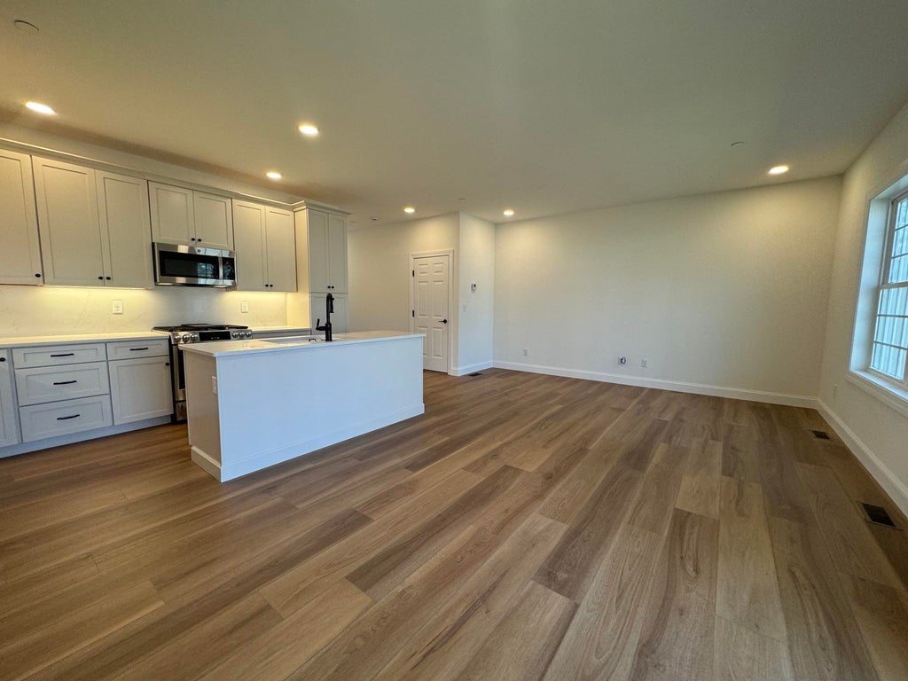 Photo of 8 Dearborn Circle, Goffstown, NH 03045 (MLS # 5092093)