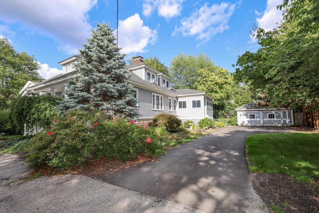 Photo of 749 Maple Street, Manchester, NH 03104 (MLS # 5101954)