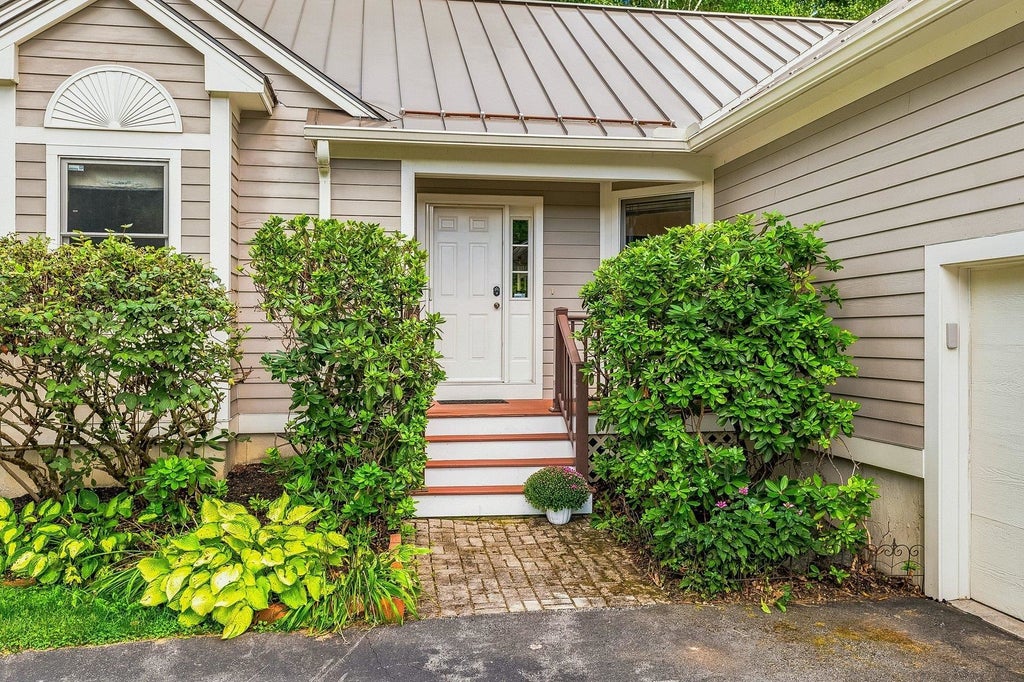 Photo of 1 Mastin Drive, Newmarket, NH 03857 (MLS # 5108987)