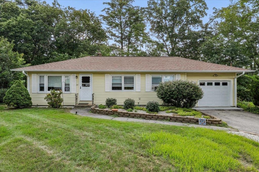 Photo of 33 Stanford Road, Nashua, NH 03064 (MLS # 5102517)