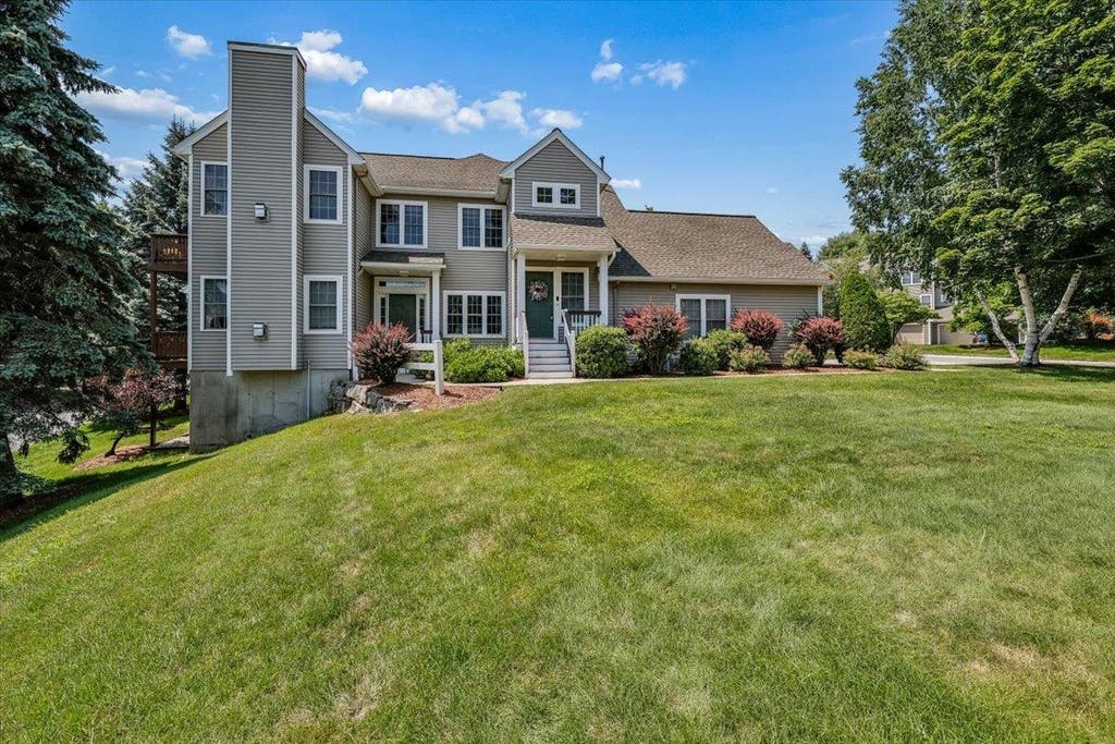 Photo of 11 Edward Circle, Bedford, NH 03110 (MLS # 5099220)