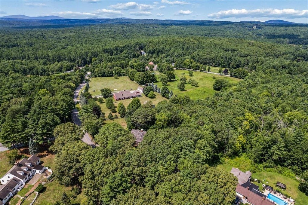 Photo of 14 Walnut Hill Road, Amherst, NH 03031 (MLS # 5104273)
