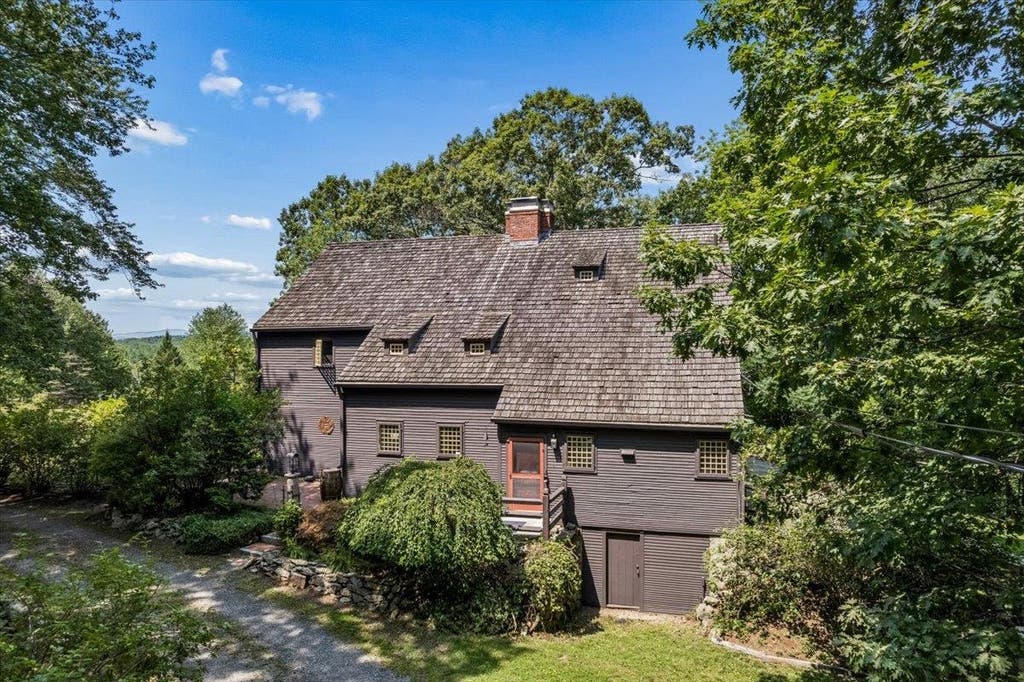 Photo of 14 Walnut Hill Road, Amherst, NH 03031 (MLS # 5104273)