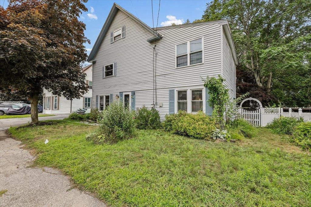 Photo of 549 Lake Avenue, Manchester, NH 03103 (MLS # 5101441)