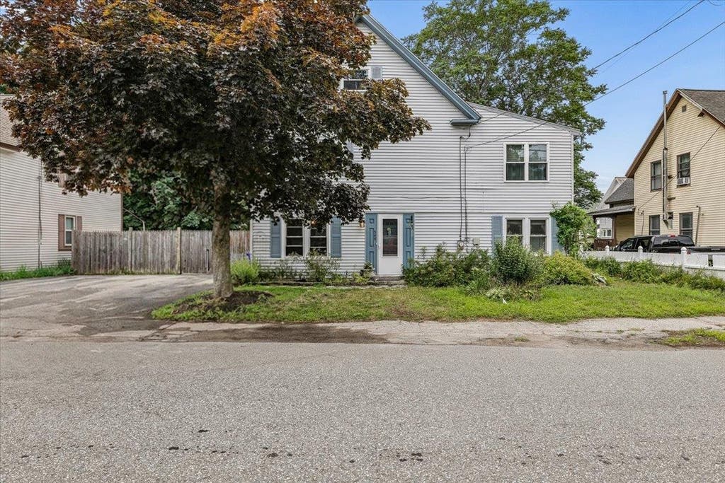 Photo of 549 Lake Avenue, Manchester, NH 03103 (MLS # 5101441)