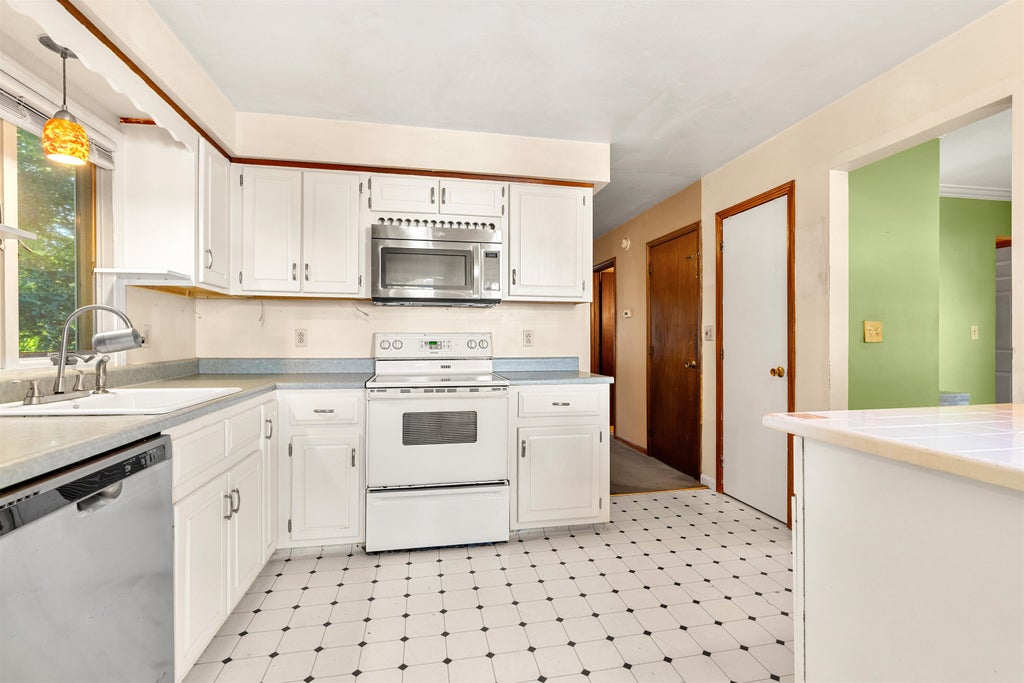 Photo of 3 Betty Lane, Manchester, NH 03104 (MLS # 5110289)