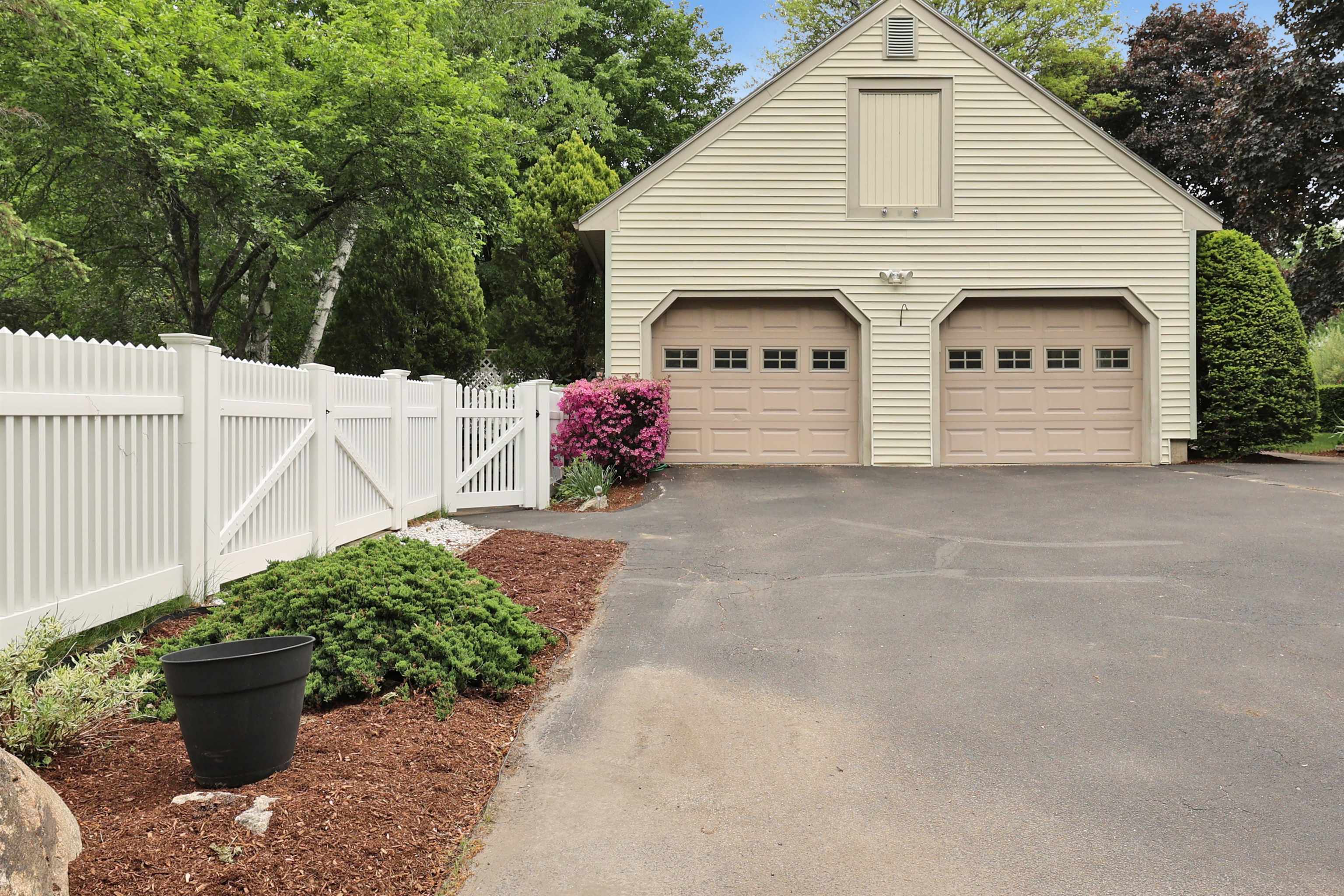2 Queensway Circle