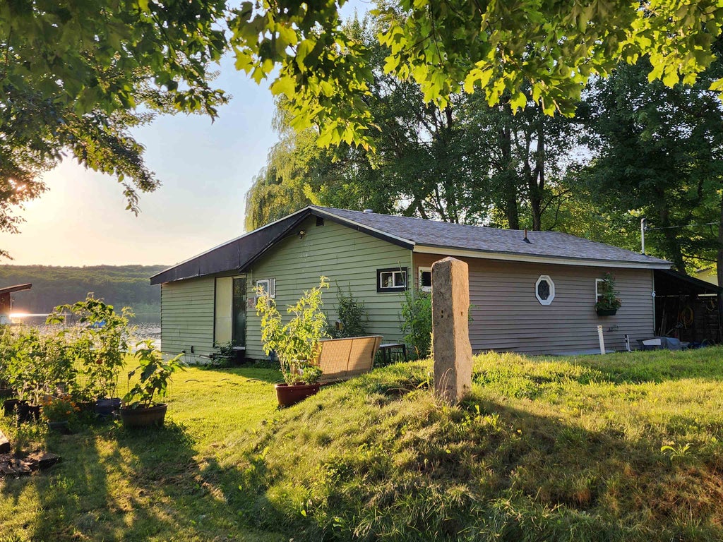 Photo of 6 Holiday Shore Drive, Dunbarton, NH 03046 (MLS # 5104506)