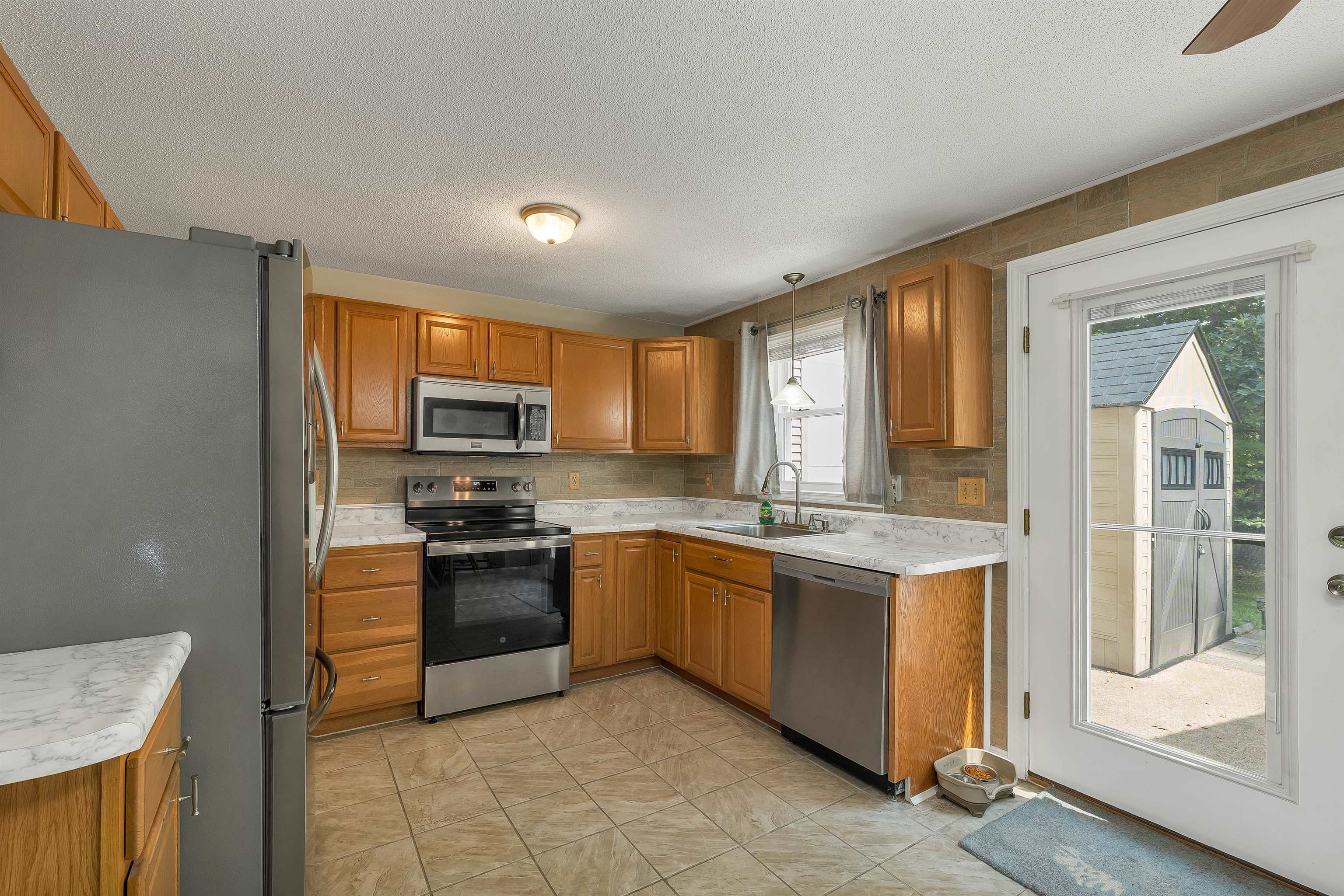 1035 S. Mammoth Road 3