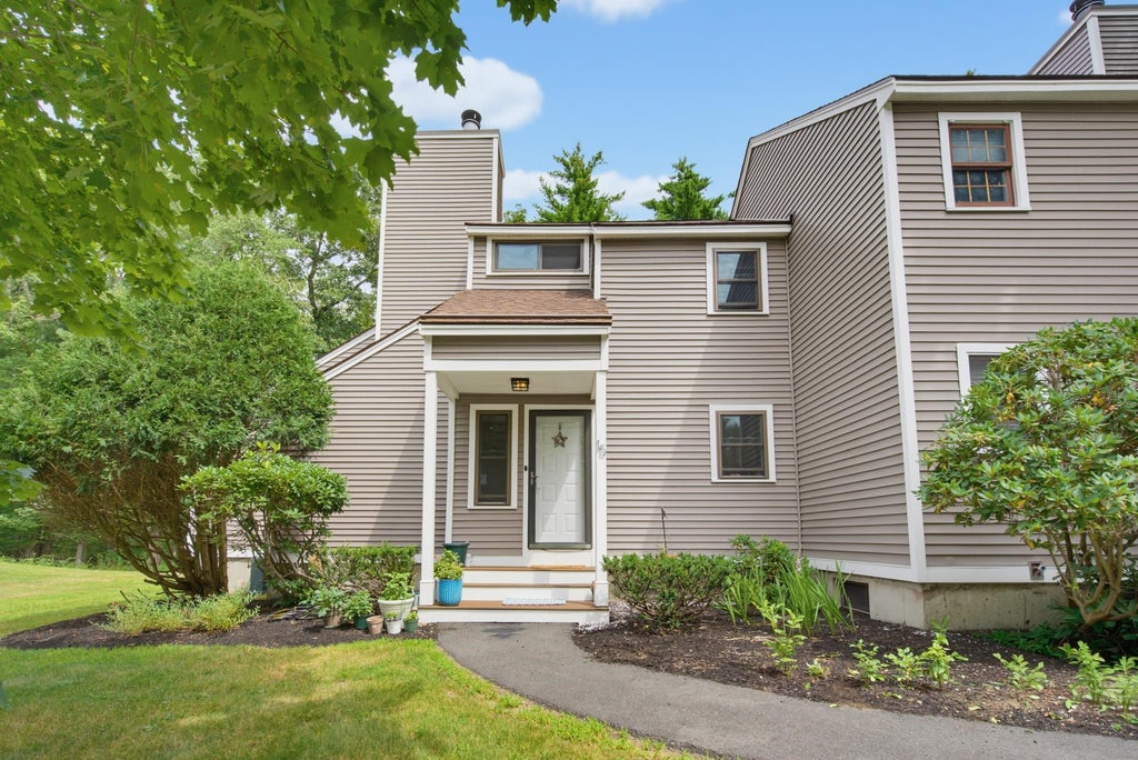 Photo of 15 Kirriemuir Road #15, Stratham, NH 03885 (MLS # 5108875)