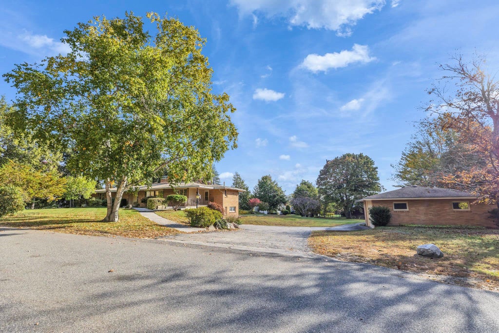 Photo of 161 Lakeview Lane, Manchester, NH 03104 (MLS # 5113245)