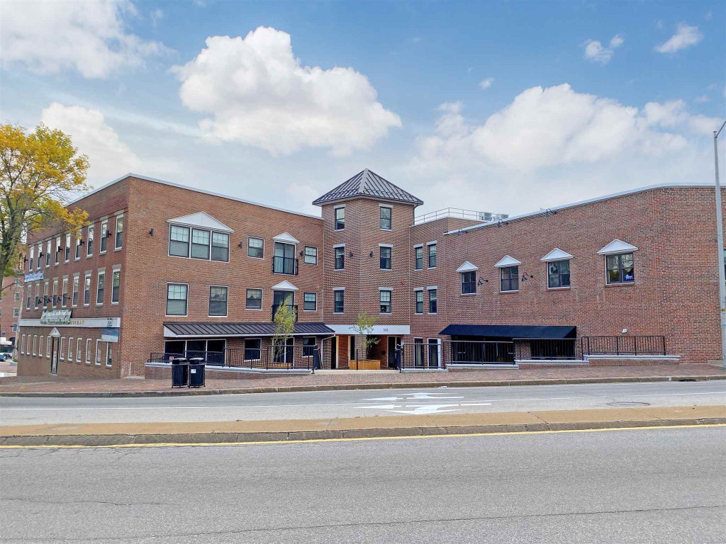 Photo of 333 Central Avenue #1, Dover, NH 03820 (MLS # 4790885)