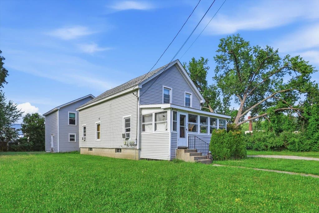 Photo of 40 Myrtle Street, Keene, NH 03431 (MLS # 5102758)