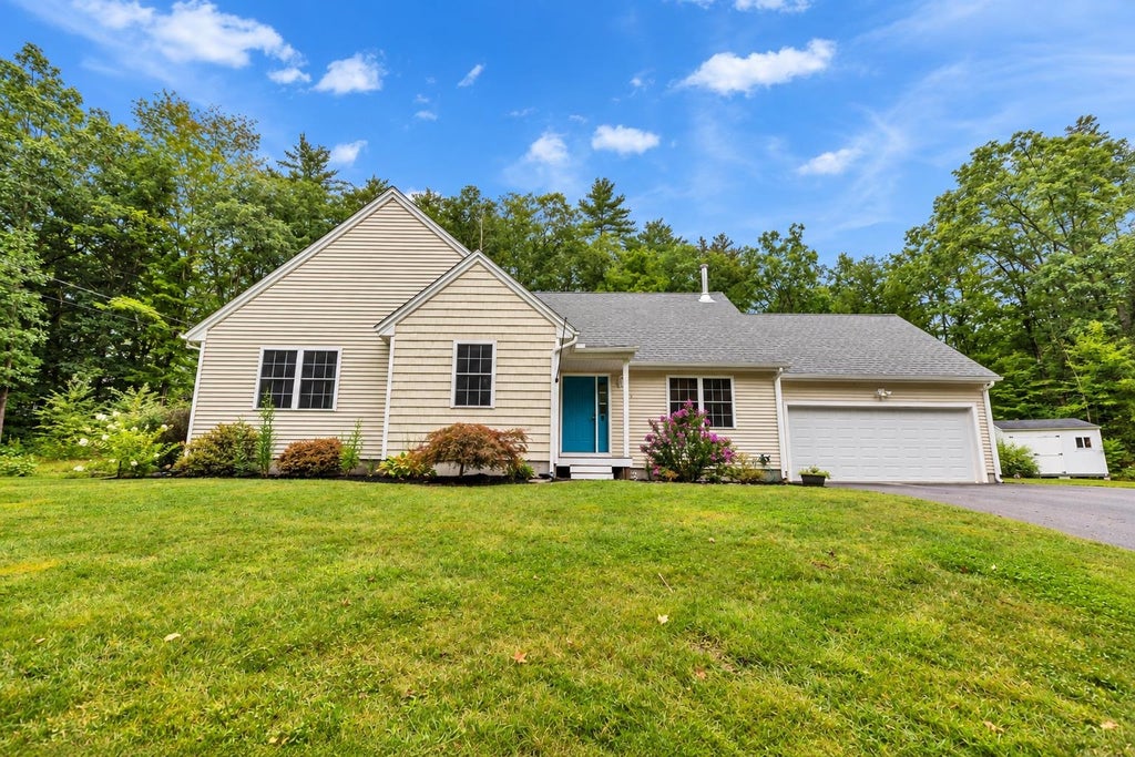 Photo of 12 Springvale Avenue, Brookline, NH 03033 (MLS # 5109020)