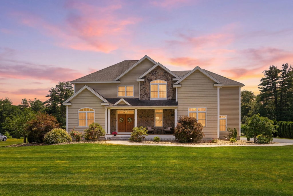 Photo of 28 Lamplighter Lane, Salem, NH 03079 (MLS # 5102208)