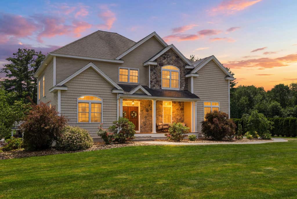 Photo of 28 Lamplighter Lane, Salem, NH 03079 (MLS # 5102208)