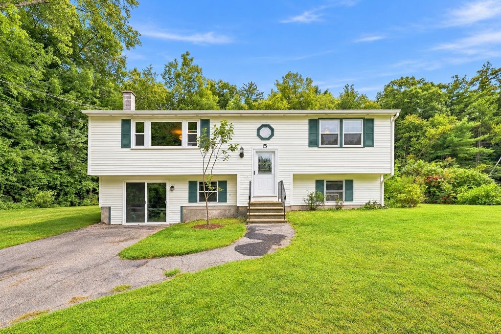 Photo of 5 Mont Vernon Drive, Londonderry, NH 03053 (MLS # 5109175)