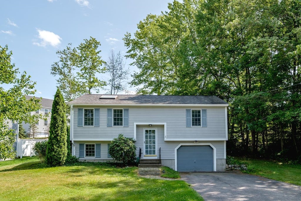 Photo of 5 Ledgeview Drive, Rochester, NH 03839 (MLS # 5101932)