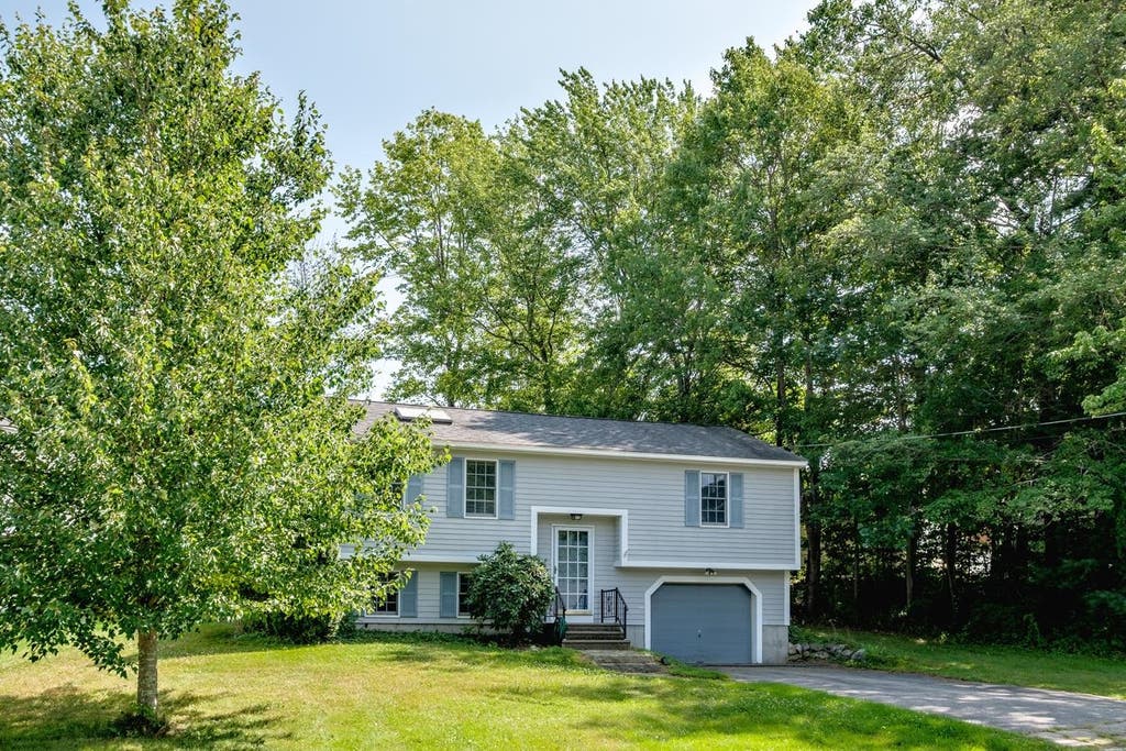 Photo of 5 Ledgeview Drive, Rochester, NH 03839 (MLS # 5101932)