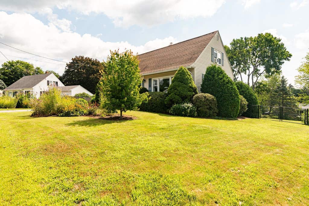 Photo of 22 Crescent Avenue, Dover, NH 03820 (MLS # 5105975)