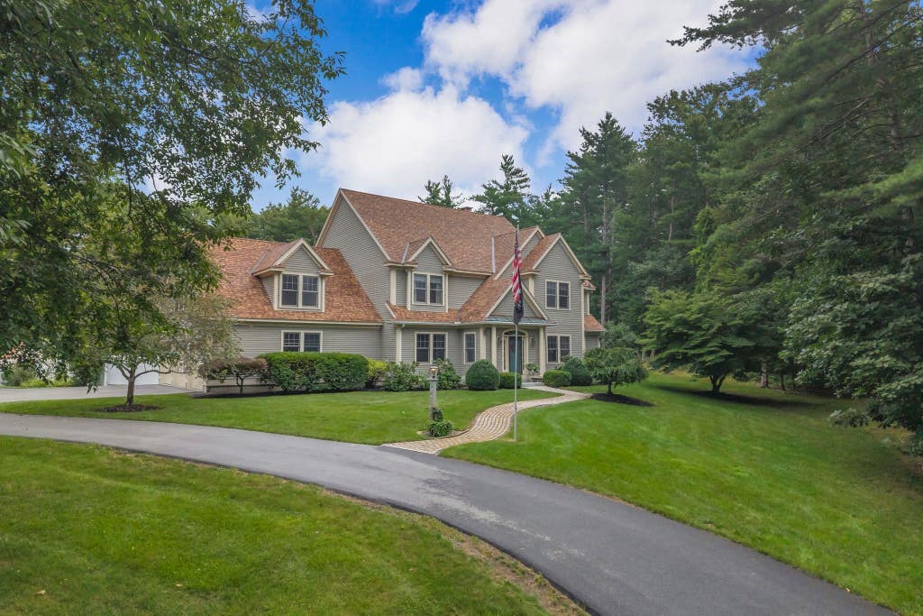 Photo of 232 Gulf Road, Dover, NH 03820 (MLS # 5104707)