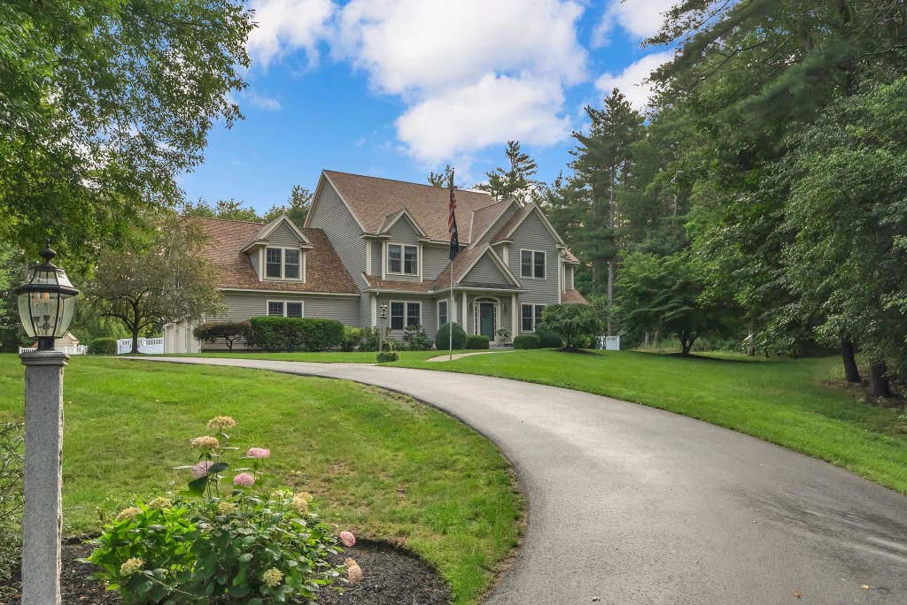 Photo of 232 Gulf Road, Dover, NH 03820 (MLS # 5104707)