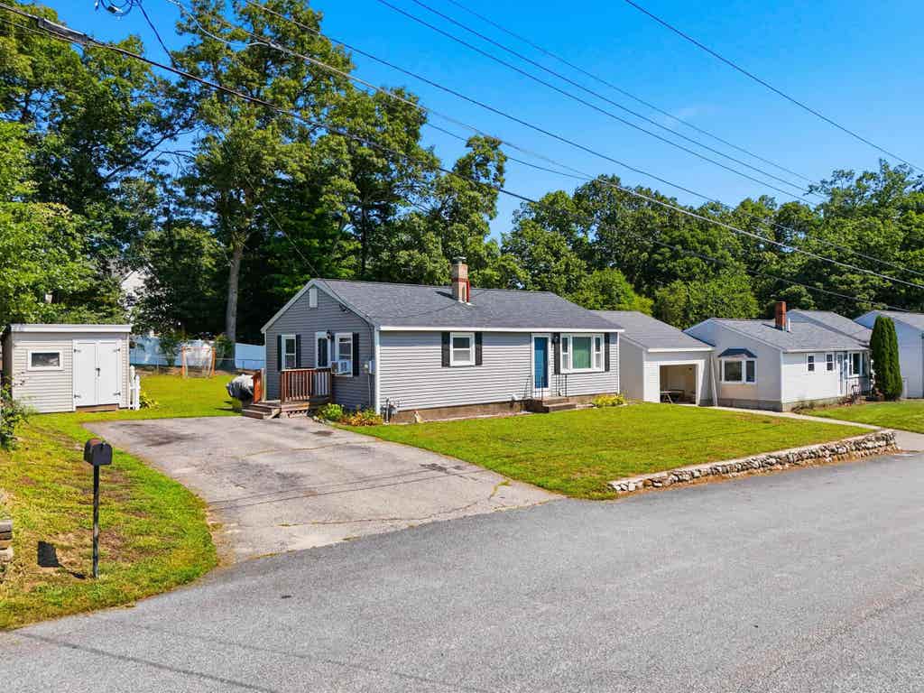 Photo of 108 Linton Street, Nashua, NH 03060 (MLS # 5104929)