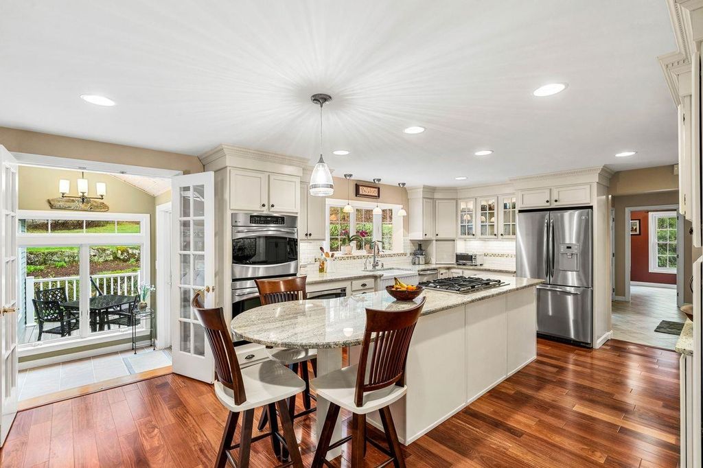 Photo of 46 Veronica Drive, Bedford, NH 03110 (MLS # 5087668)