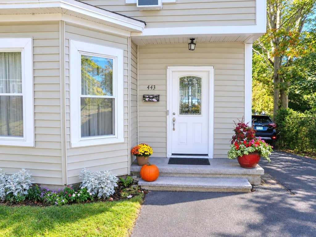 Photo of 443 Laurel Street, Manchester, NH 03103 (MLS # 5110214)
