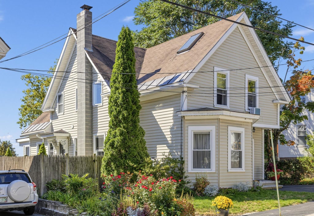 Photo of 443 Laurel Street, Manchester, NH 03103 (MLS # 5110214)