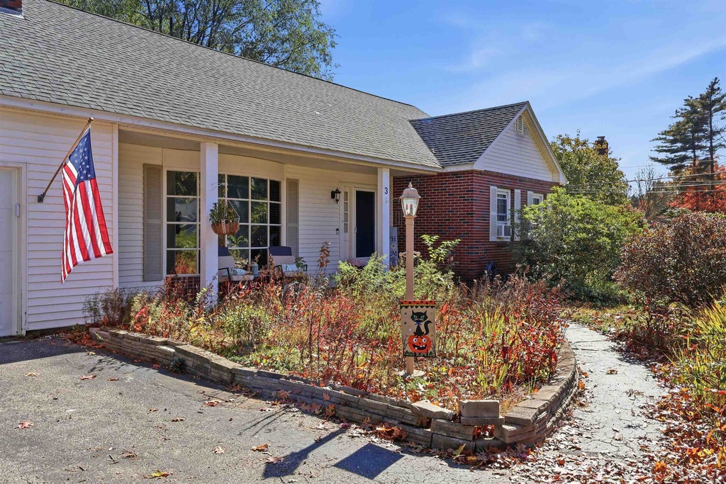 Photo of 3 Cardinal Drive, Hudson, NH 03051 (MLS # 5115055)