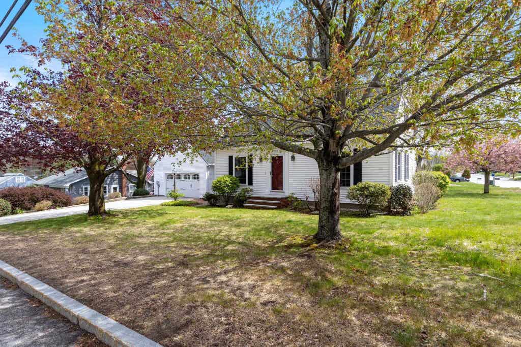 Photo of 633 Fairfield Street, Manchester, NH 03104 (MLS # 5090316)