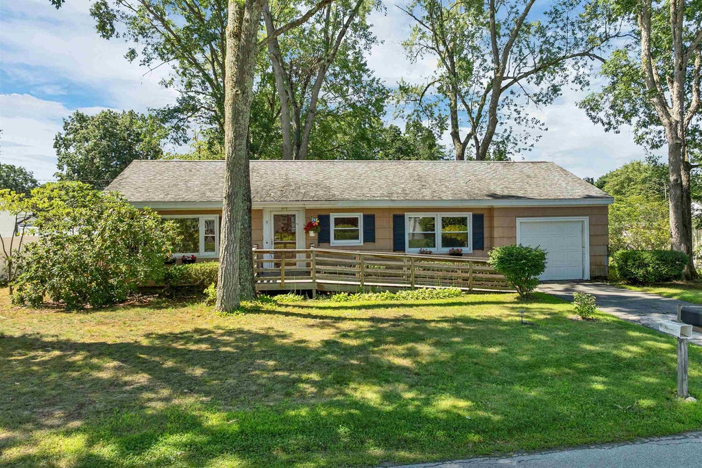 Photo of 9 Bond Street, Hudson, NH 03051 (MLS # 5103562)