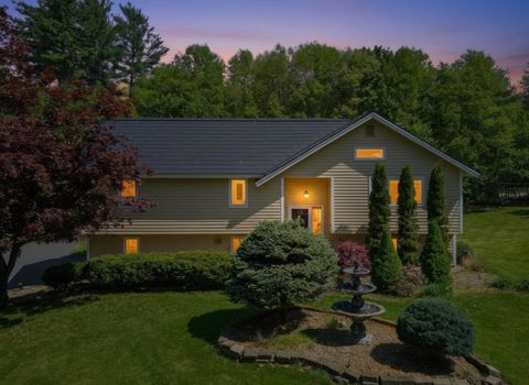 Photo of 54 Schaefer Circle, Hudson, NH 03051 (MLS # 5091141)