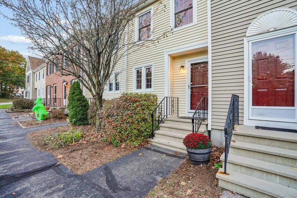Photo of 317 Fox Hollow Way, Manchester, NH 03104 (MLS # 5115462)