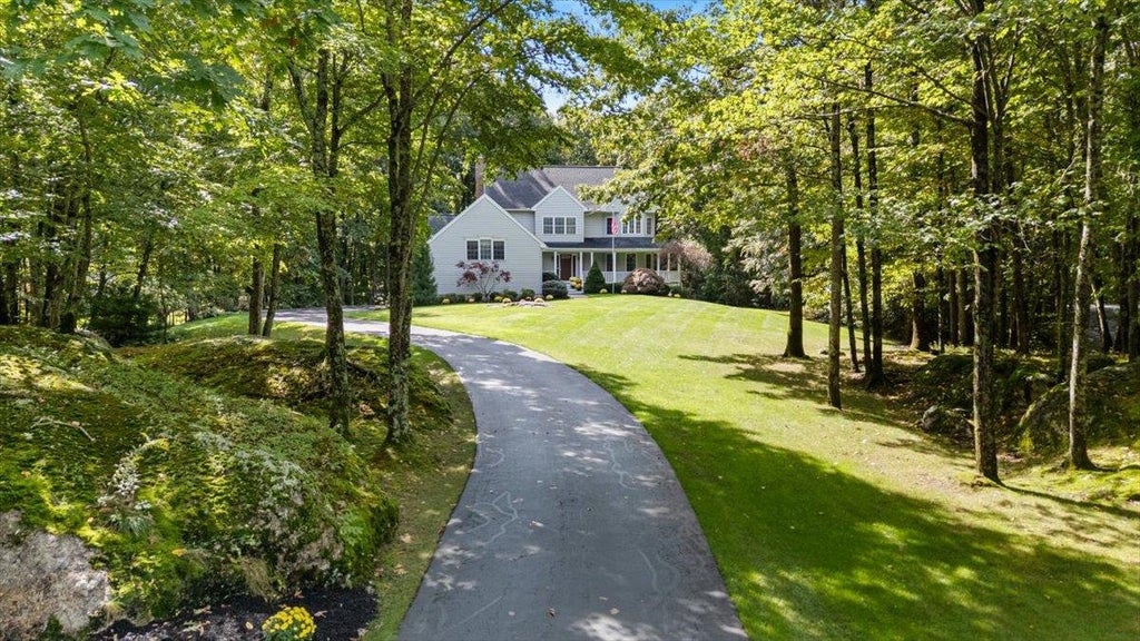Photo of 10 Kings Grant Drive, Atkinson, NH 03811 (MLS # 5111306)