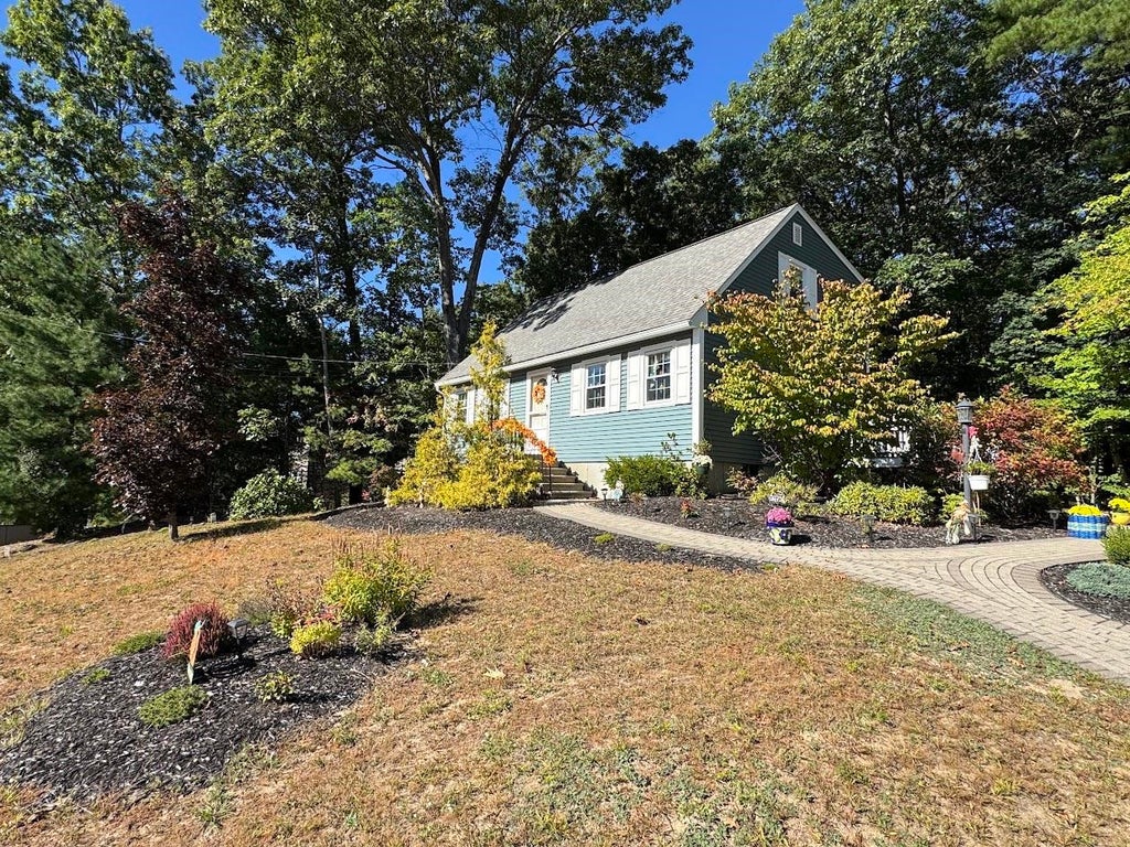 Photo of 4 Michael Avenue, Derry, NH 03038 (MLS # 5111582)