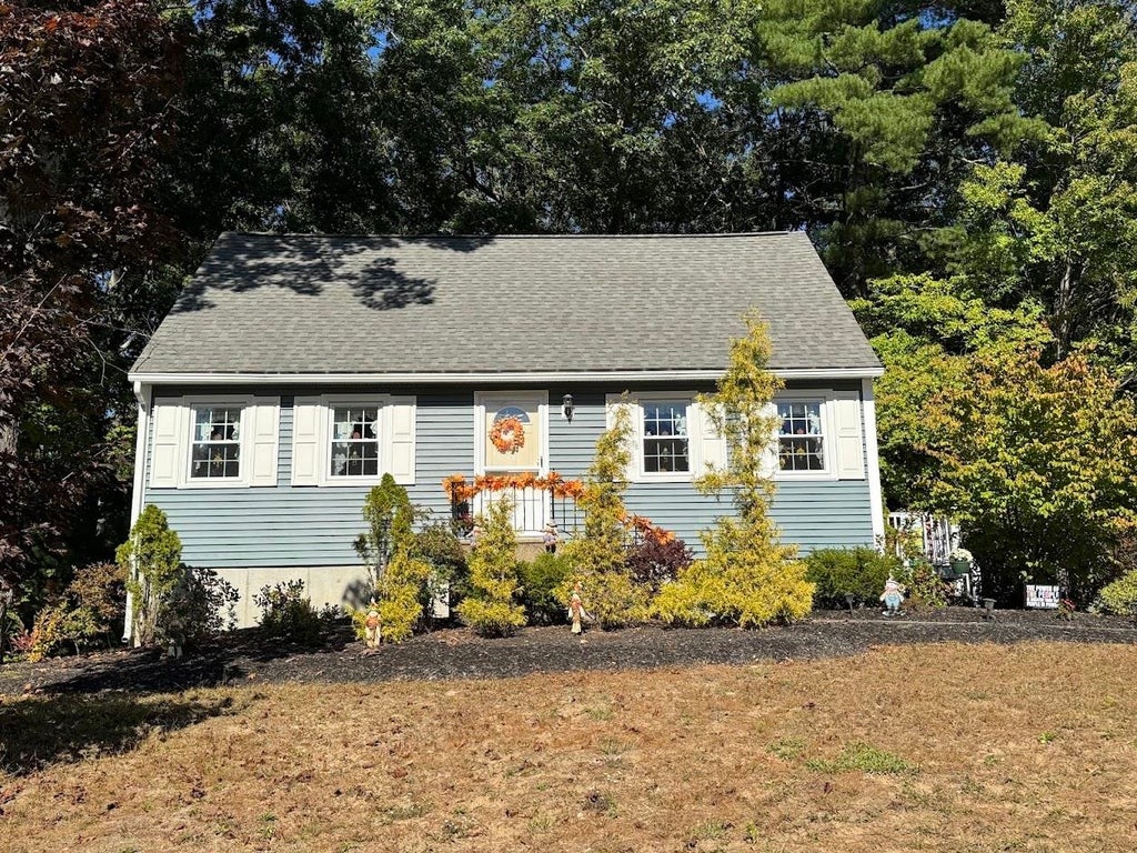 Photo of 4 Michael Avenue, Derry, NH 03038 (MLS # 5111582)