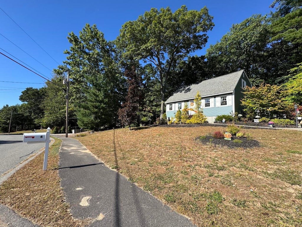 Photo of 4 Michael Avenue, Derry, NH 03038 (MLS # 5111582)
