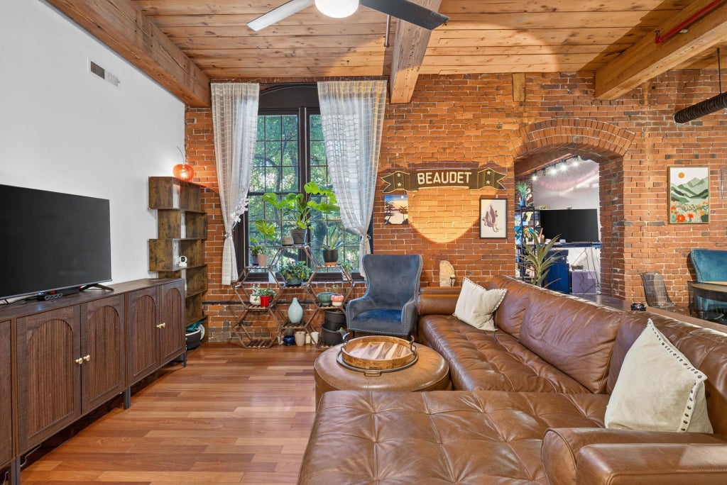 Photo of 471 Silver Street #205, Manchester, NH 03103 (MLS # 5110028)
