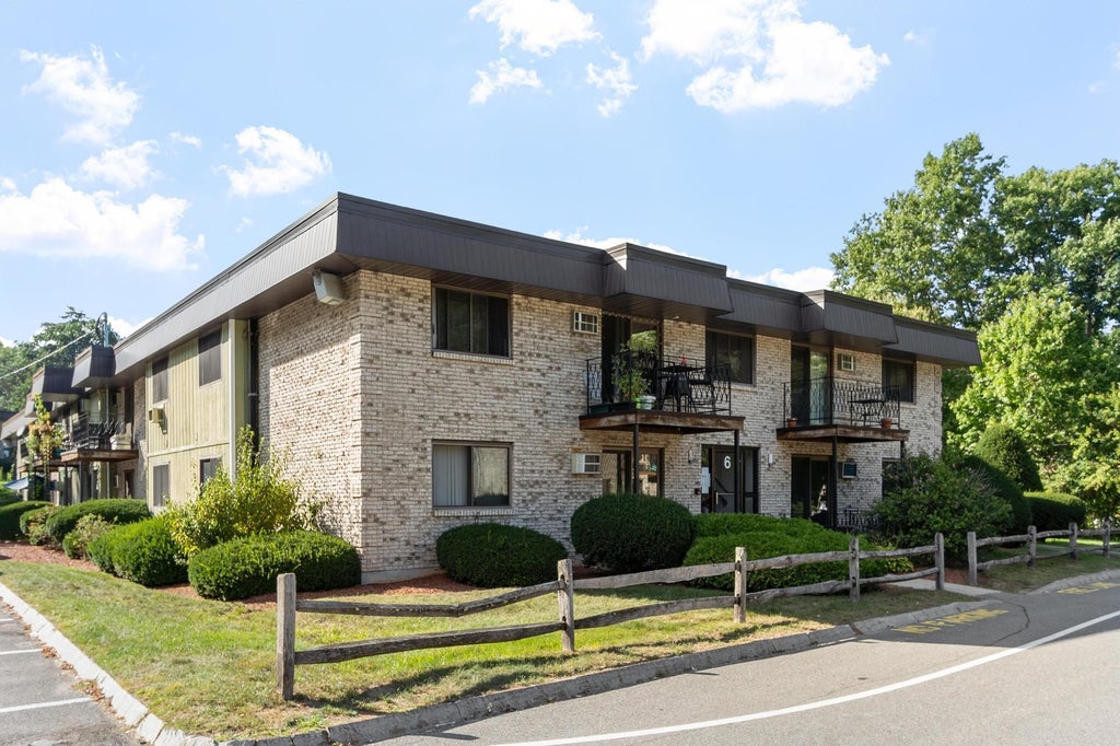 Photo of 6 Strawberry Bank Road #5, Nashua, NH 03062 (MLS # 5109184)