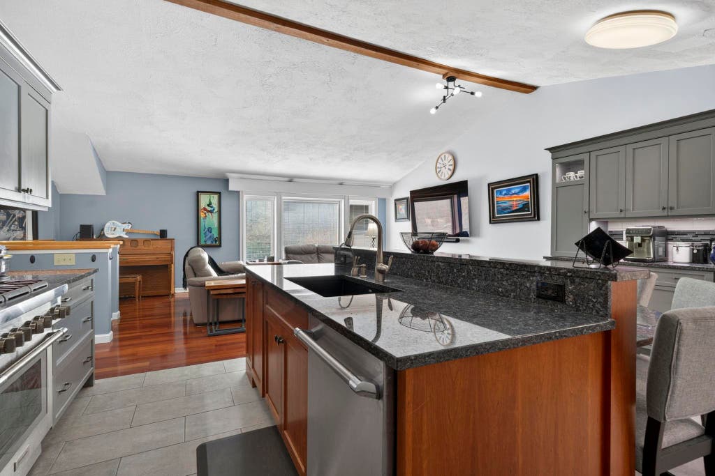 Photo of 49 Birkdale Road, Bedford, NH 03110 (MLS # 5103514)