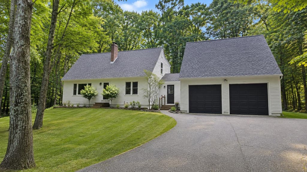 Photo of 16 Moharimet Drive, Madbury, NH 03823 (MLS # 5104902)