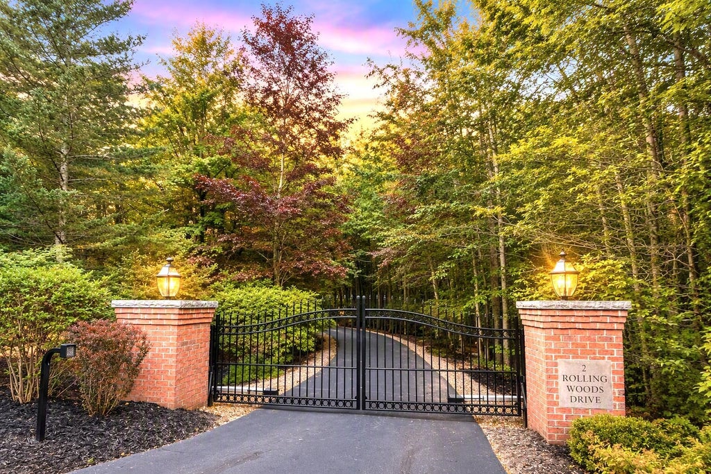 Photo of 2 Rolling Woods Drive, Bedford, NH 03110 (MLS # 5110606)