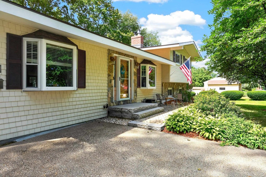 Photo of 95 Crawford Street, Manchester, NH 03109 (MLS # 5107960)