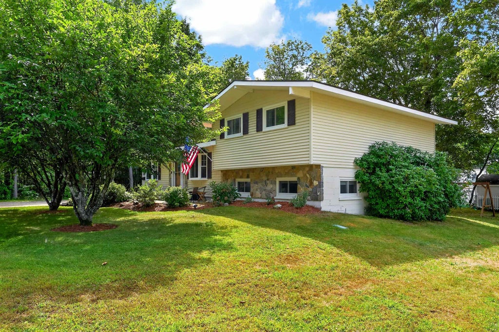 Photo of 95 Crawford Street, Manchester, NH 03109 (MLS # 5107960)