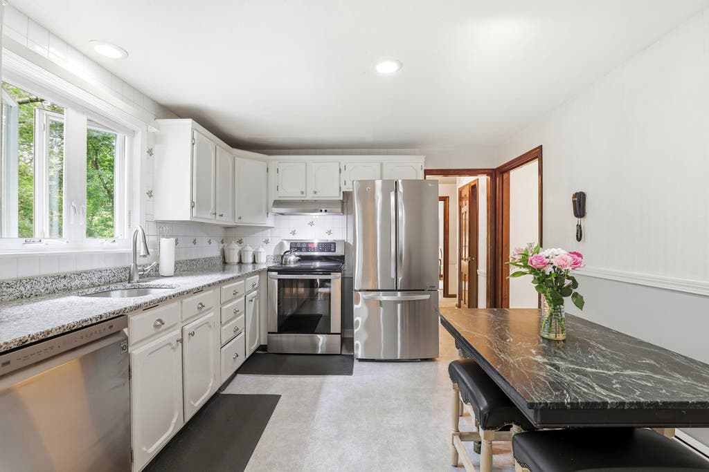 Photo of 9 King Edward Drive, Londonderry, NH 03053 (MLS # 5096442)
