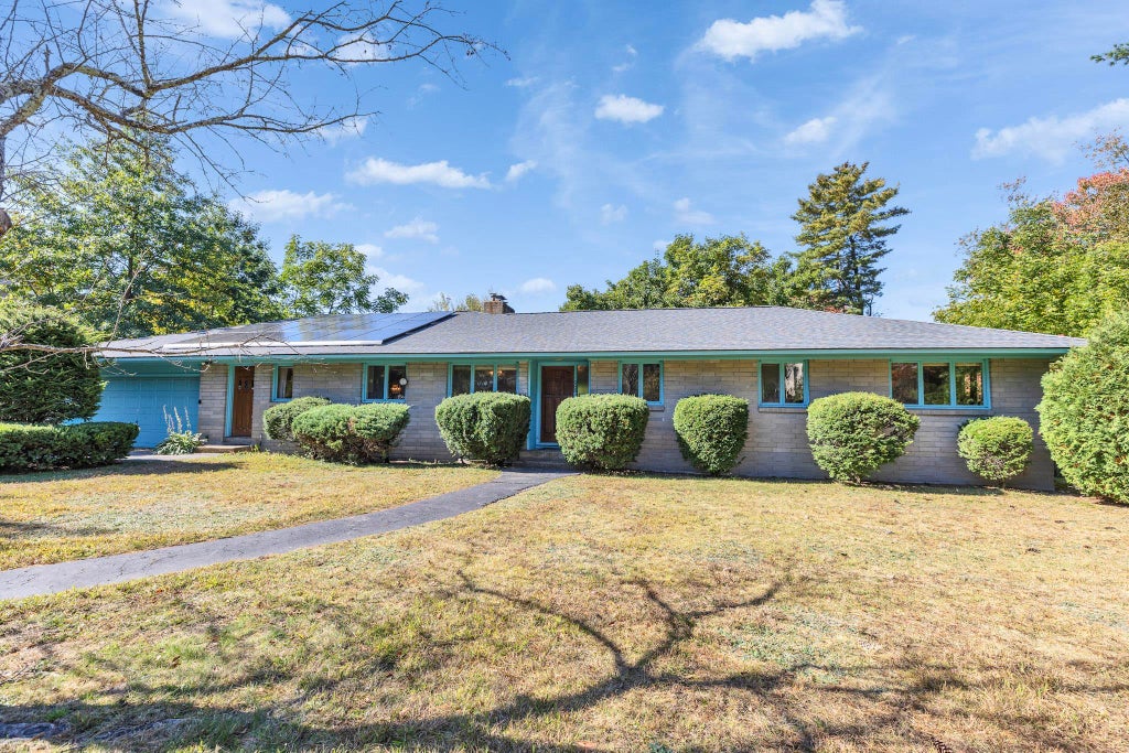 Photo of 988 Mammoth Road, Manchester, NH 03104 (MLS # 5112825)
