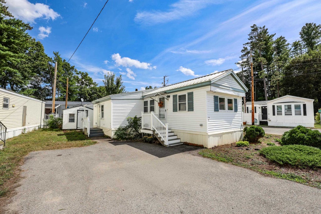 Photo of 7 Hollyhock Way #32, Manchester, NH 03109 (MLS # 5109307)