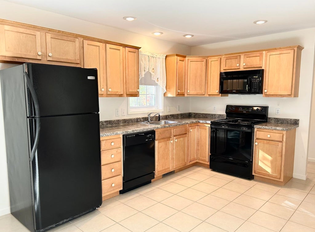 Photo of 11 Hawthorne Circle, Somersworth, NH 03878 (MLS # 5110331)